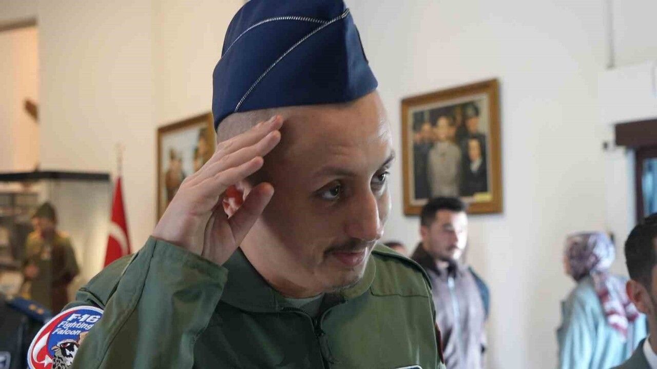 Otizmli Server Tolga Doğan’ın uçak kokpitine oturma hayali gerçekleştirdi