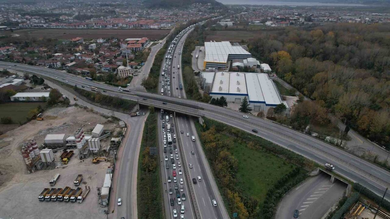 Otobanda tırla çarpışan nakliyat kamyoneti devrildi, Ankara yönünde kuyruk oluştu