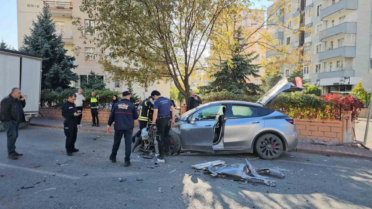 Otomobil Hız Denemesi Sonrası Kazada Sürücü Yaralandı