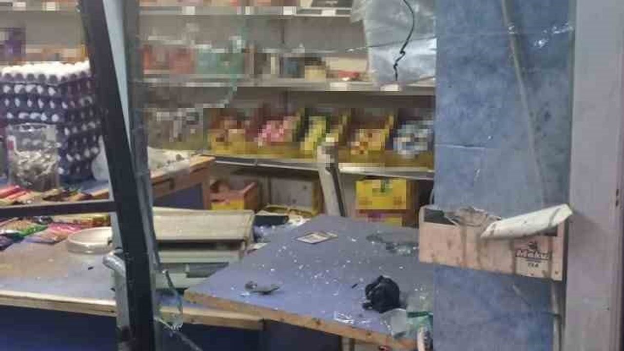 Otomobil Marketin İçine Daldı: 4 Yaralı