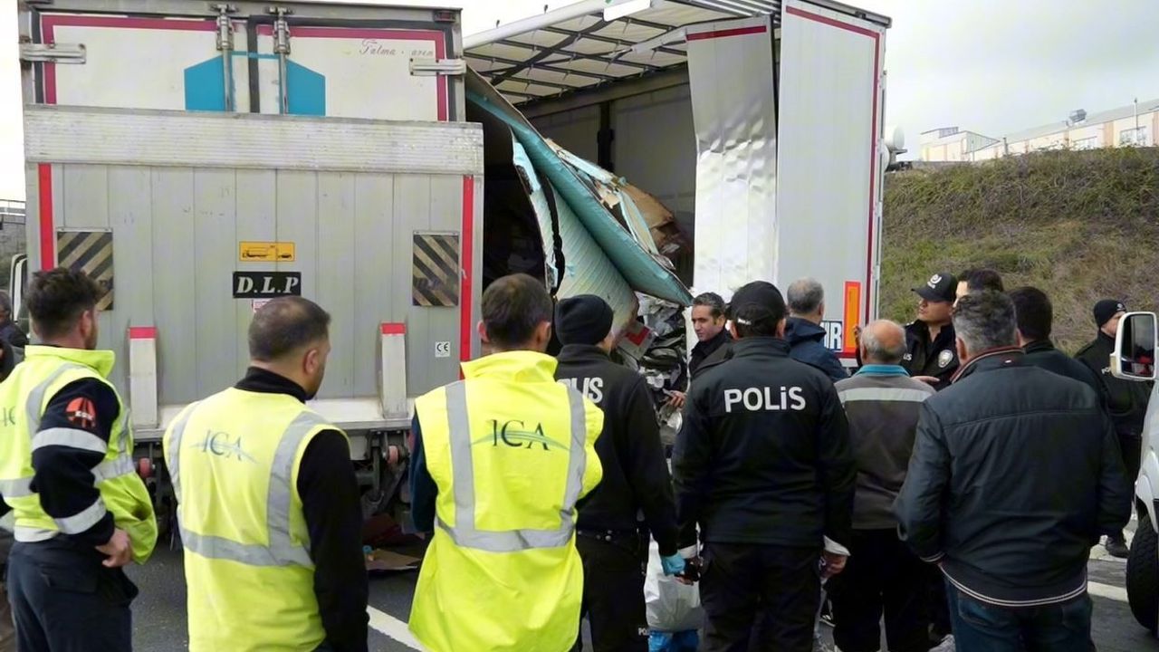 Otoyolda geri manevra yapan tıra kamyonet çarptı: 1 ölü, 1 yaralı