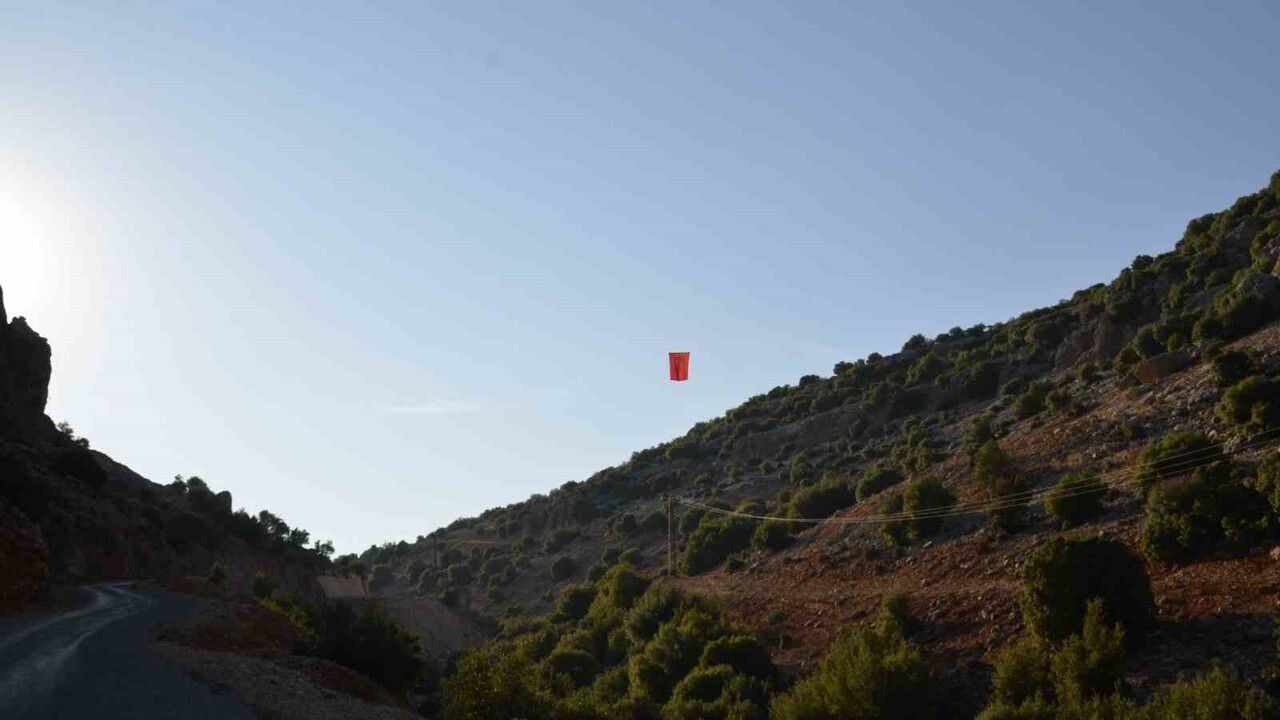 Oyratlı'da İki Dağın Arasına Asılan Bayrakla Asker Uğurlama Geleneği Sürüyor