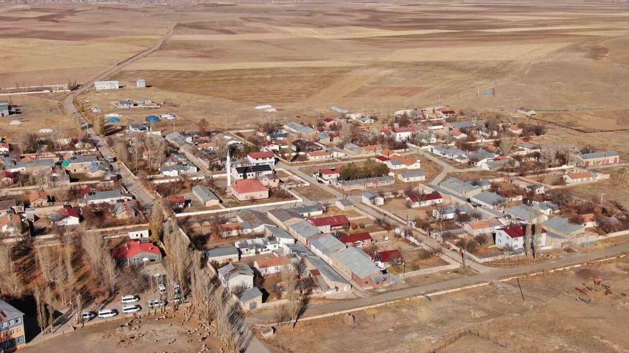 Özalp'te Emek Mahallesi: Sonbaharda Simetrik Evlerin Kartpostalı