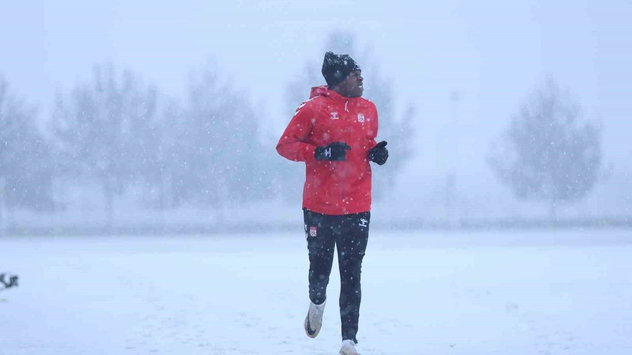 Özbelsan Sivasspor kar altında çalıştı