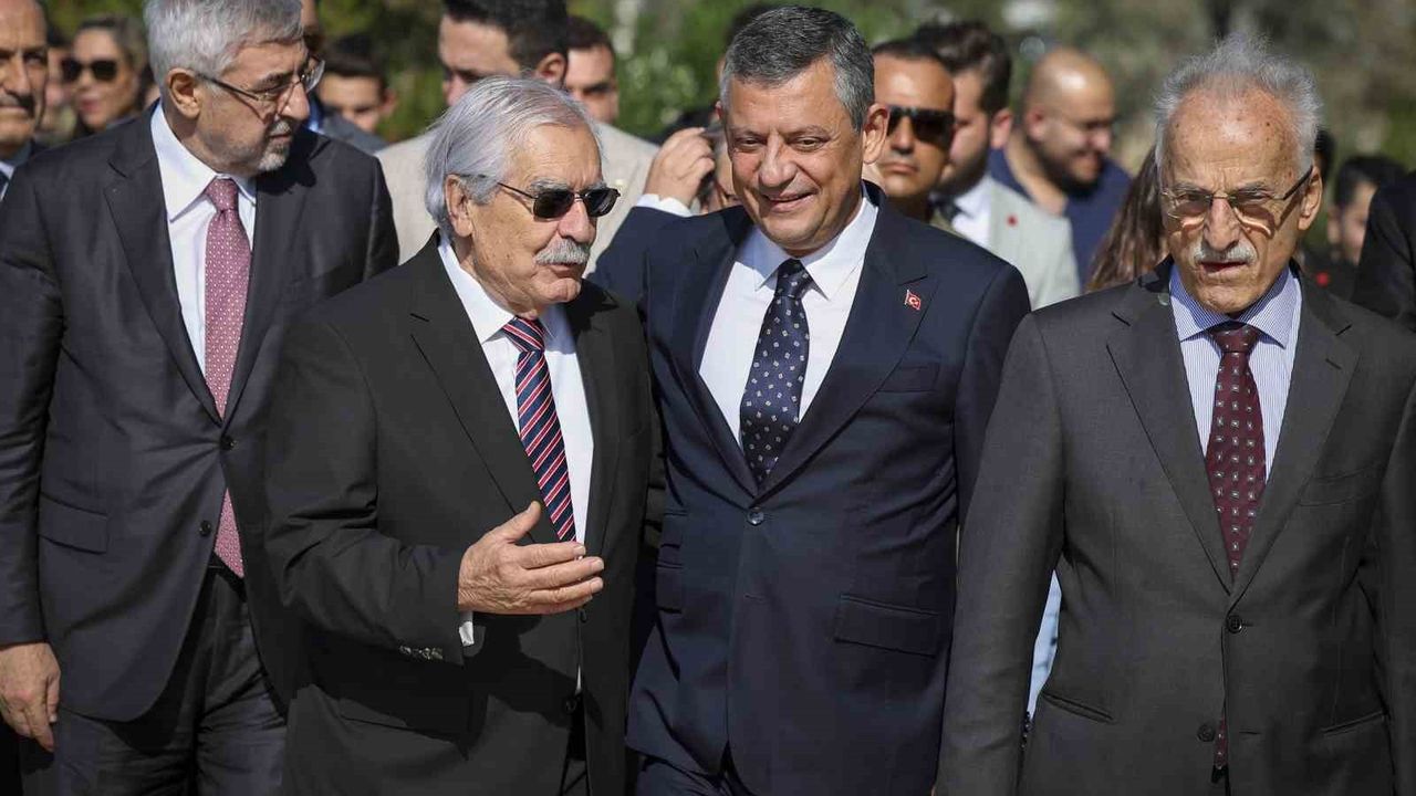 Özgür Özel'in KKTC Ziyareti: Anıt Mezar Ziyaretleri ve Cumhuriyet Etkinlikleri