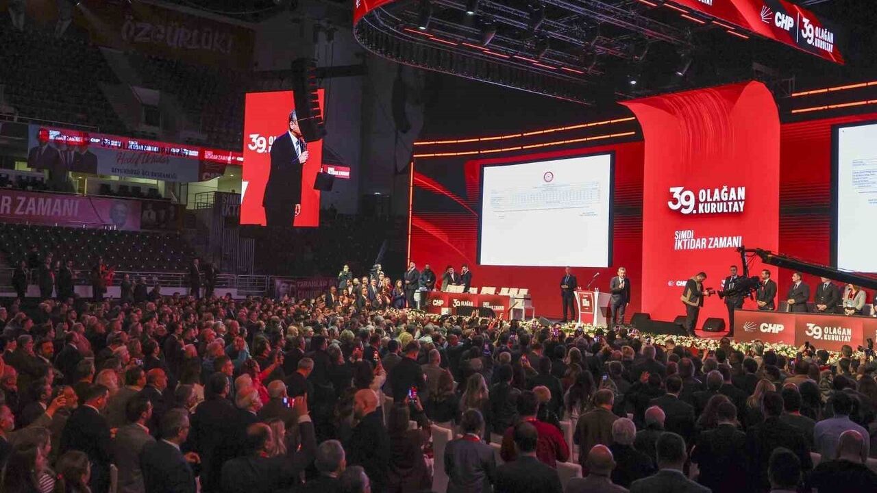 Özgür Özel yeniden CHP Genel Başkanı seçildi