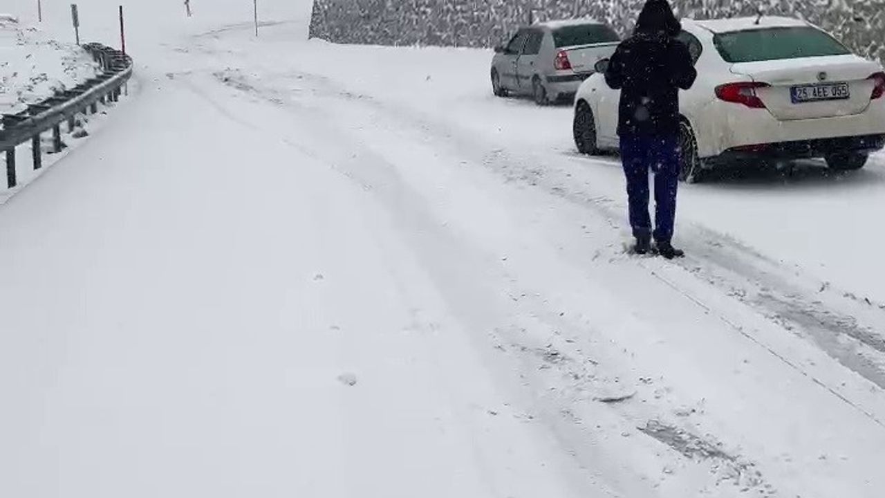 Palandöken Geçidi'nde Yoğun Kar Sürücülere Zor Anlar Yaşattı