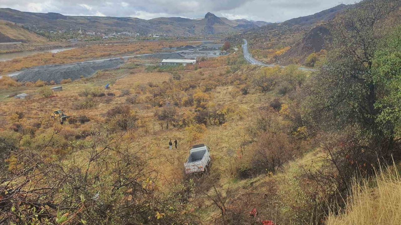 Palu'da kamyonet 50 metrelik şarampole uçtu