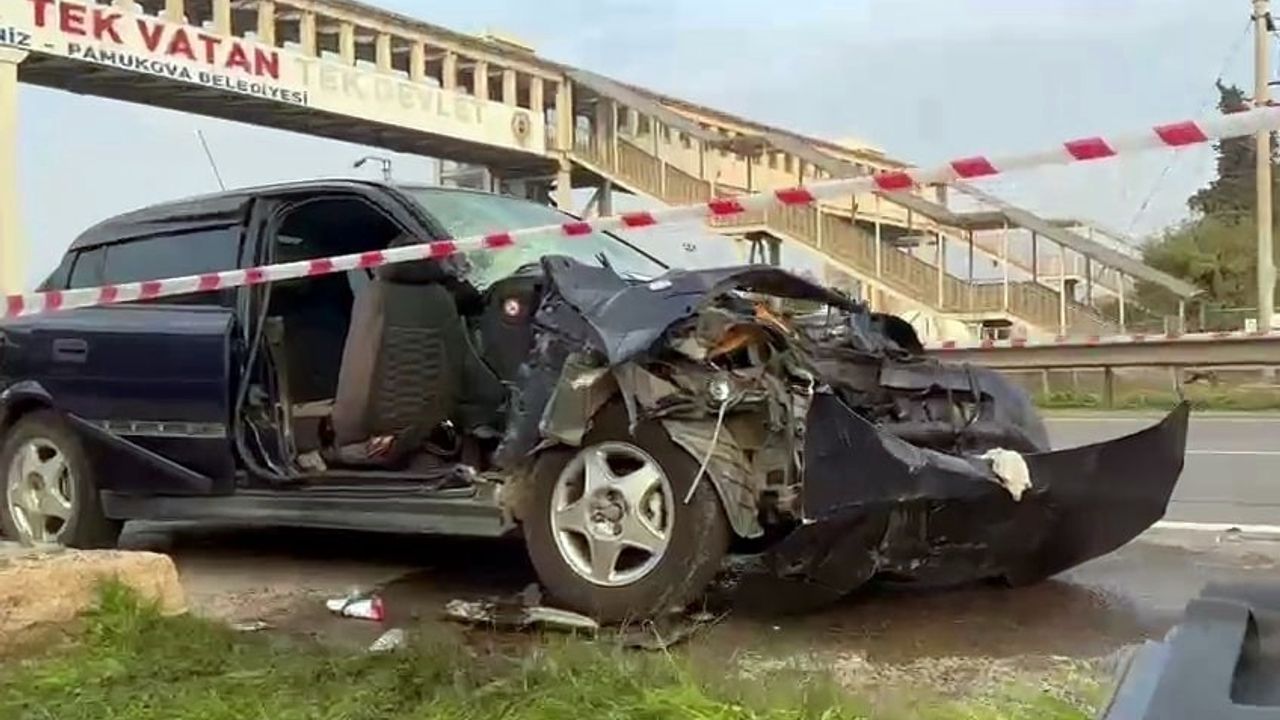 Pamukova'da D-650'de park halindeki tıra çarpan otomobil hurdaya döndü: 1'i ağır 3 yaralı