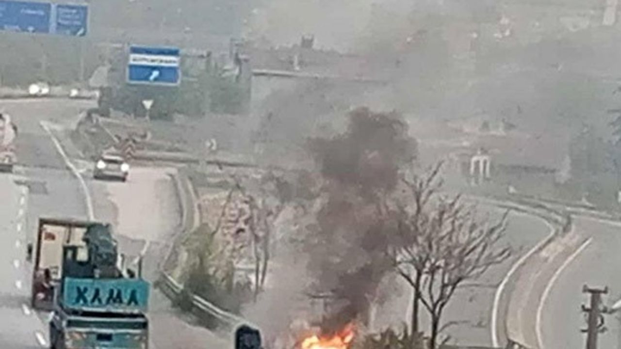 Pamukova'da D-650'de Seyir Halindeki Otomobil Alev Aldı