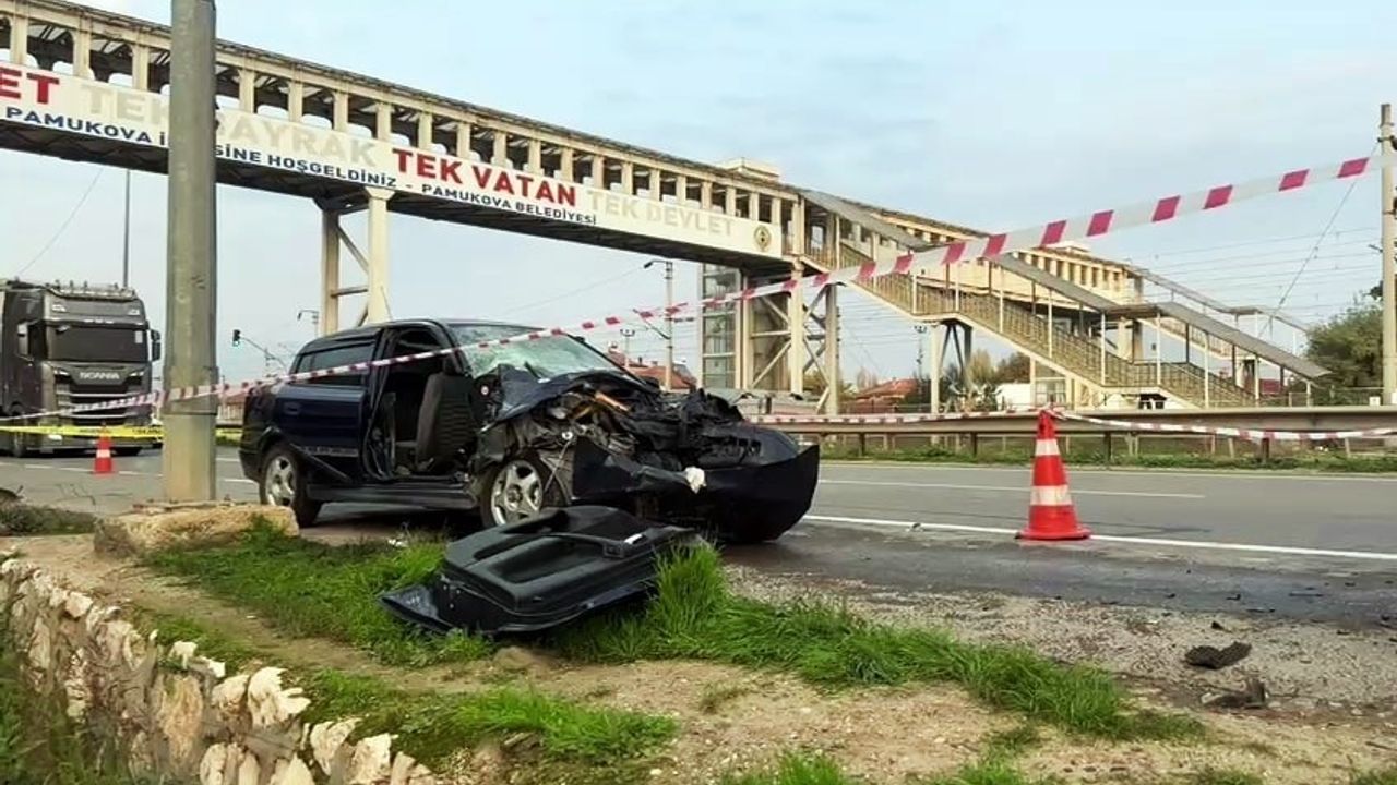Pamukova'da D-650'de tıra çarpan otomobildeki kadın hayatını kaybetti