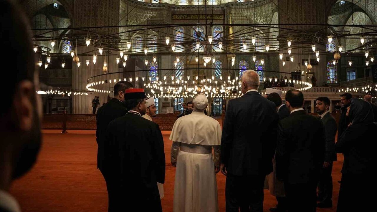 Papa 14. Leo'nun Sultanahmet Camii Ziyareti: Müezzinin Gözünden