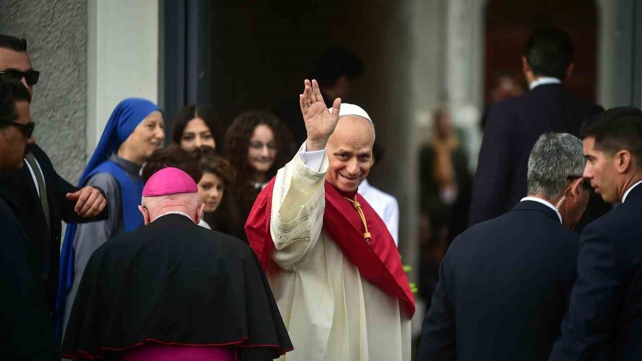 Papa 14. Leo Şişli'deki Kutsal Ruh Katedrali'ni Ziyaret Etti