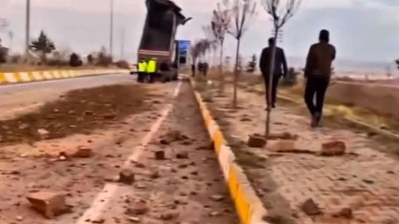 Patnos’ta damperi açık tır kemere çarptı