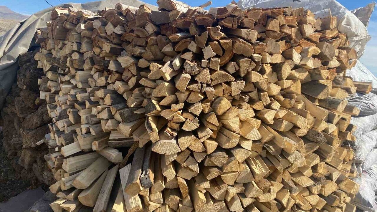 Patnos'ta kış öncesi odun istifleme çalışmaları yoğunlaştı