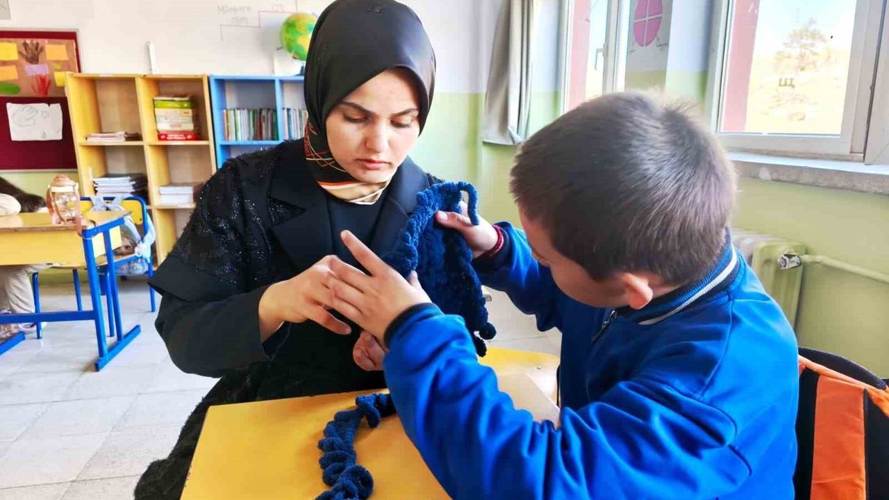 Payamdüzü Köyü İlkokulu öğrencileri atkı örerek kışa hazırlanıyor