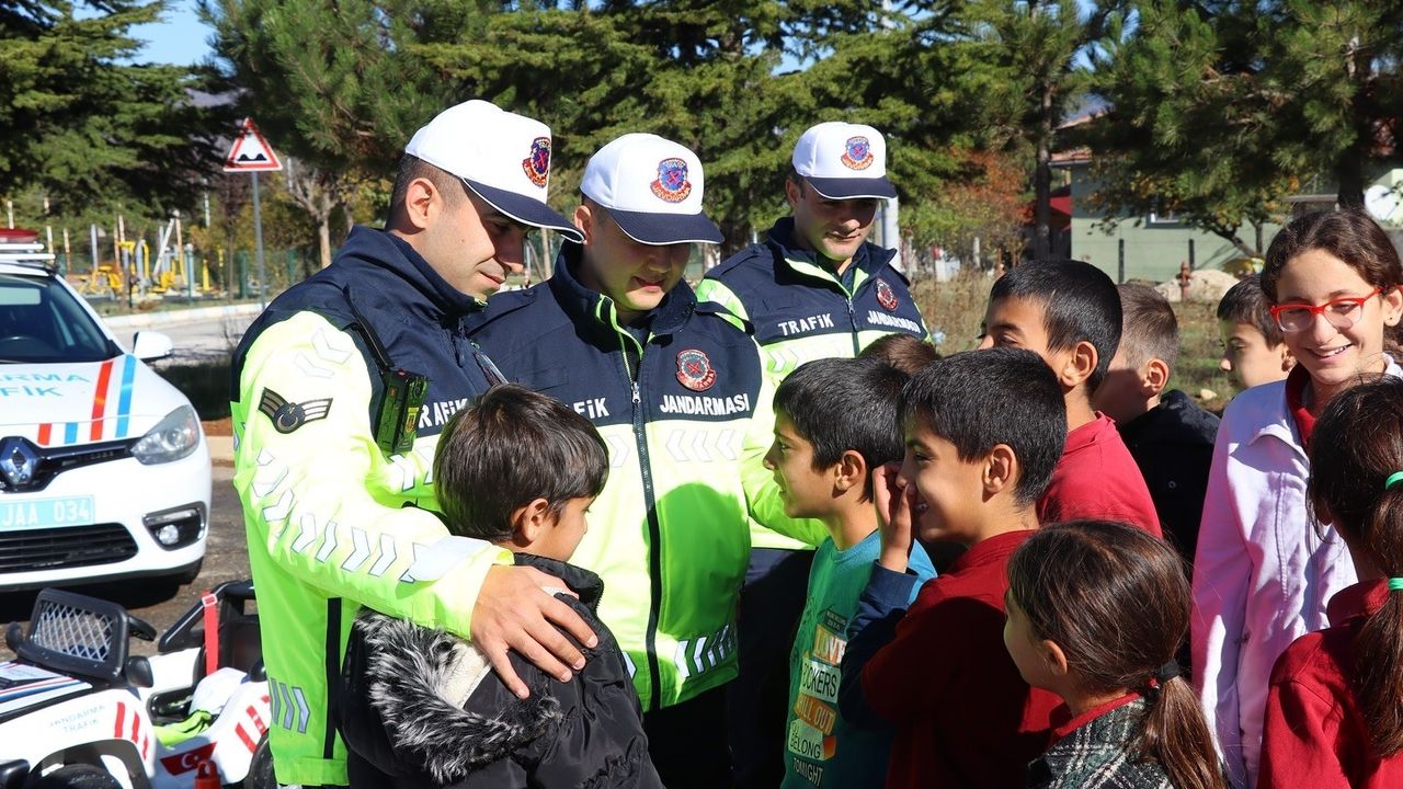 Pazaryeri'nde Jandarma Etkinliği: Minik Öğrencilerle Güvenlik Bilinci