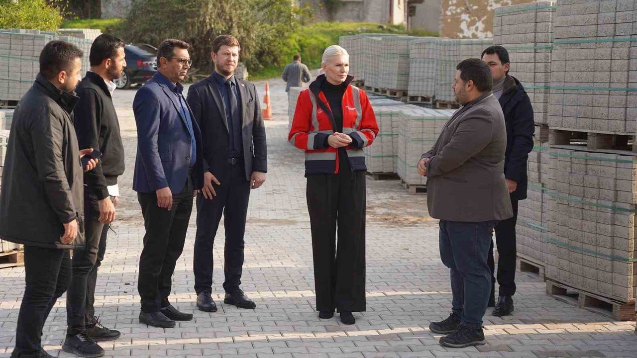 Pelitözü Mahallesi kilit parke çalışmalarıyla çamurdan arınıyor