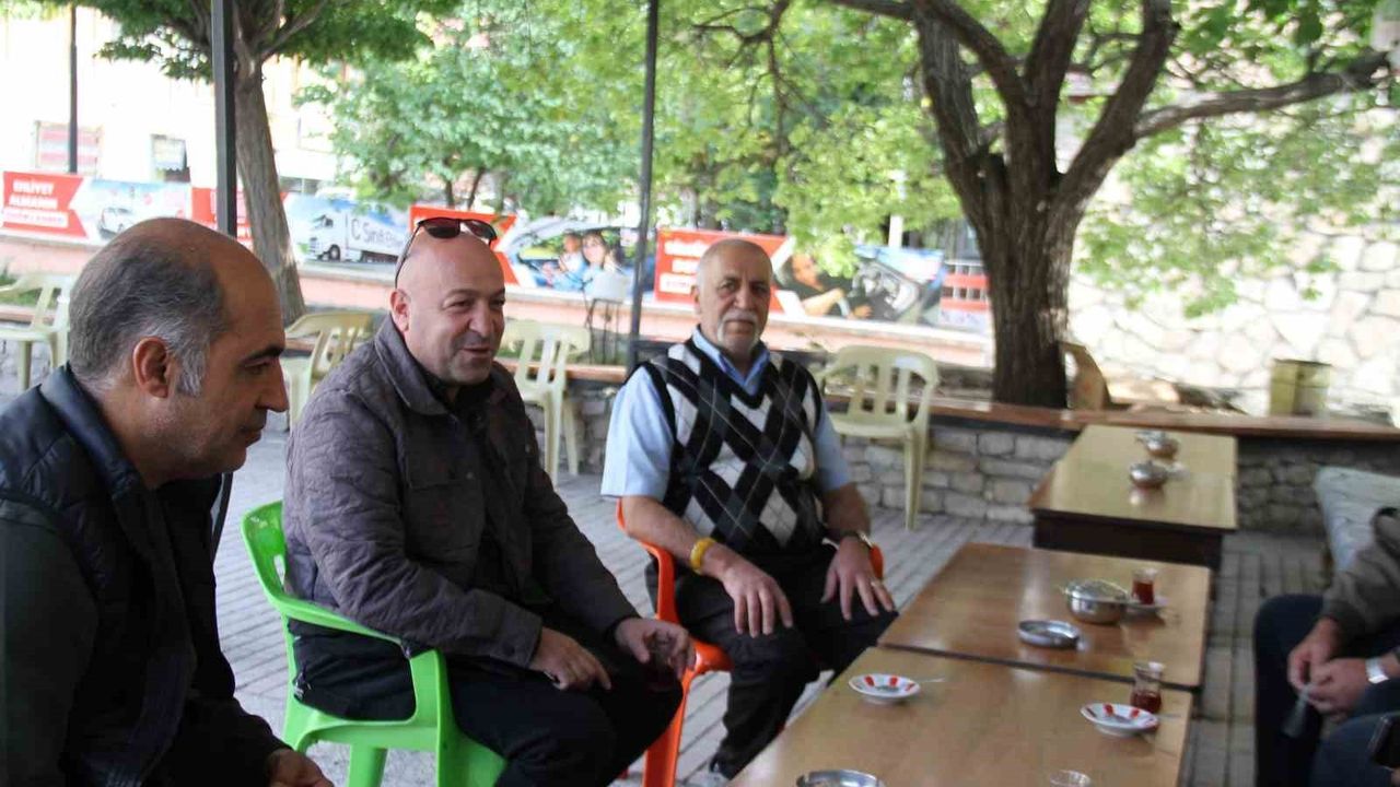 Pertek'te 'Pala Dayı' Mustafa Sungur çayı 5 liraya satıyor