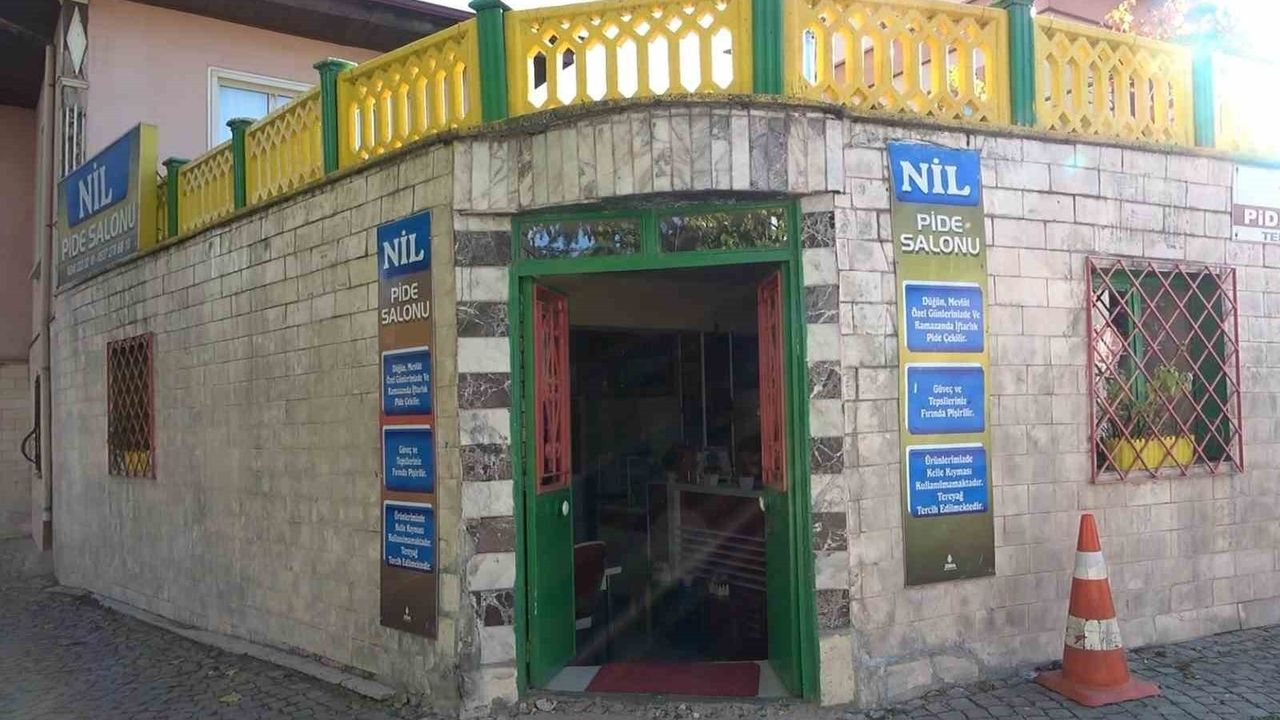 Pide salonunun içinde korunan 'Ayırt Dede' mezarı müşterileri şaşırtıyor