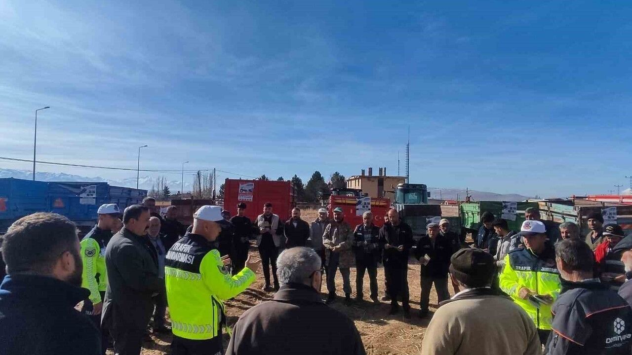 Pınarbaşı’nda 275 üçgen reflektör traktörlere dağıtıldı