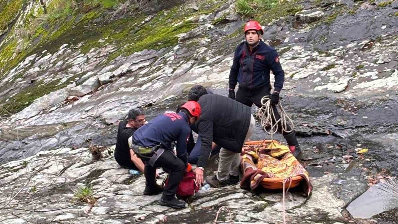 Pınarcık Köyü Muhtarı Şelalede Yaklaşık 30 Metre Düşerek Yaralandı