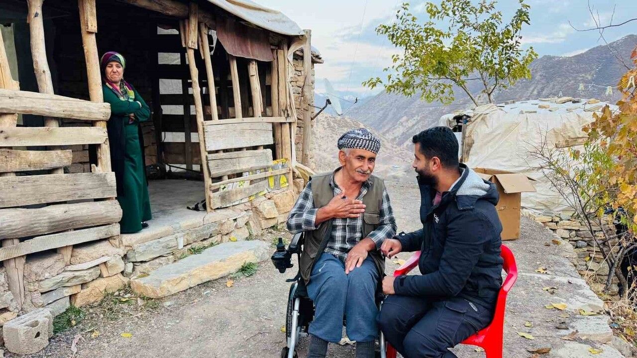 Polis Memuru Mustafa Şahin Şırnak’ta 300 Çocuğa Yardım Edip Engelli Bir Vatandaşa Akülü Sandalye Hediye Etti