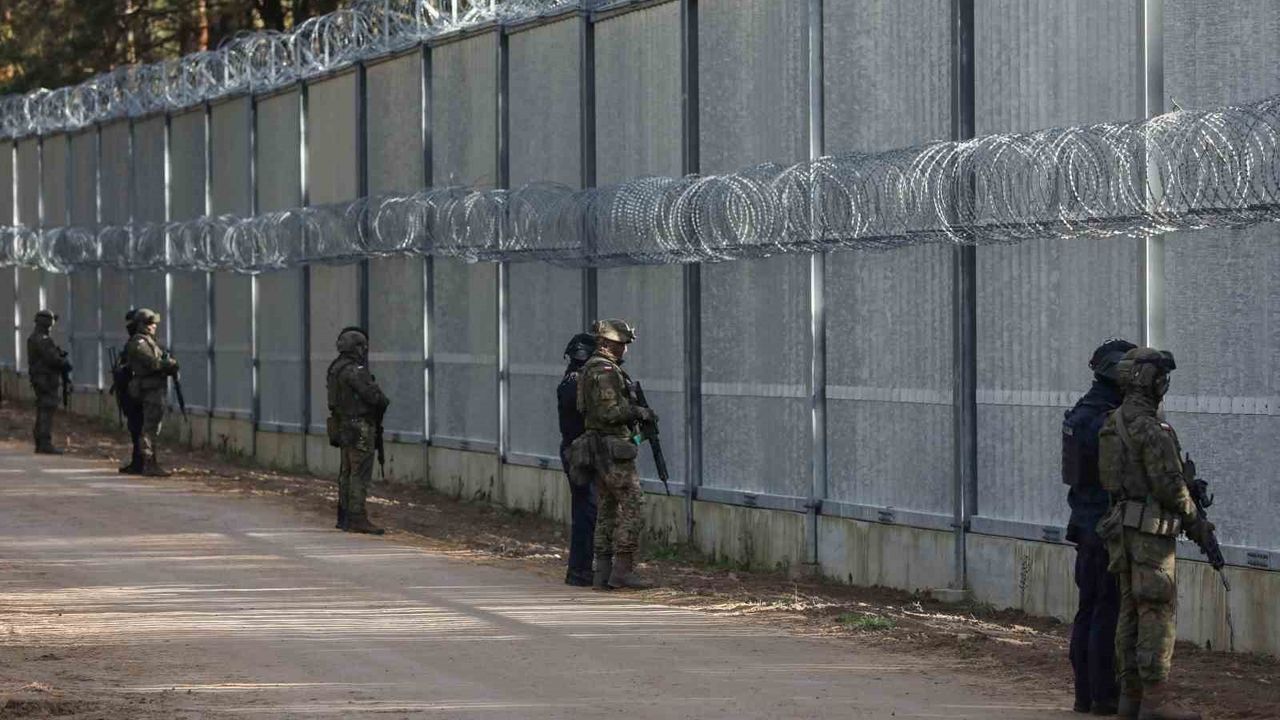 Polonya, Belarus sınırına ikinci bariyeri kuruyor