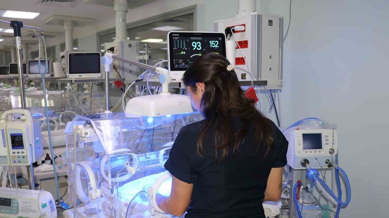 Prematüre Bebeklerin Hayat Mücadelesi: Riskler, Bakım ve Farkındalık