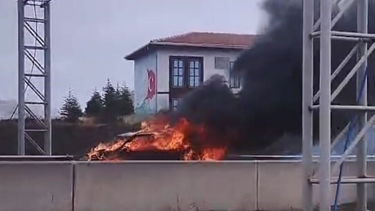 Pursaklar'da Araç Yangını Köprü Üzerinde Söndürüldü