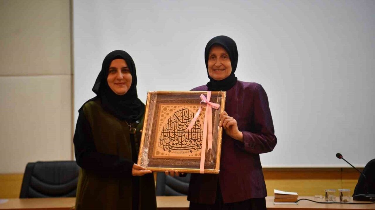 Rabia Christine Brodbeck, sanatından İslam'a uzanan yolculuğunu SAÜ'de anlattı