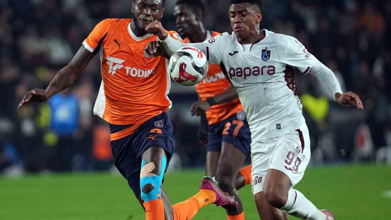 RAMS Başakşehir 2-1 önde: İlk yarıda penaltı ve kırmızı kart gerilimi