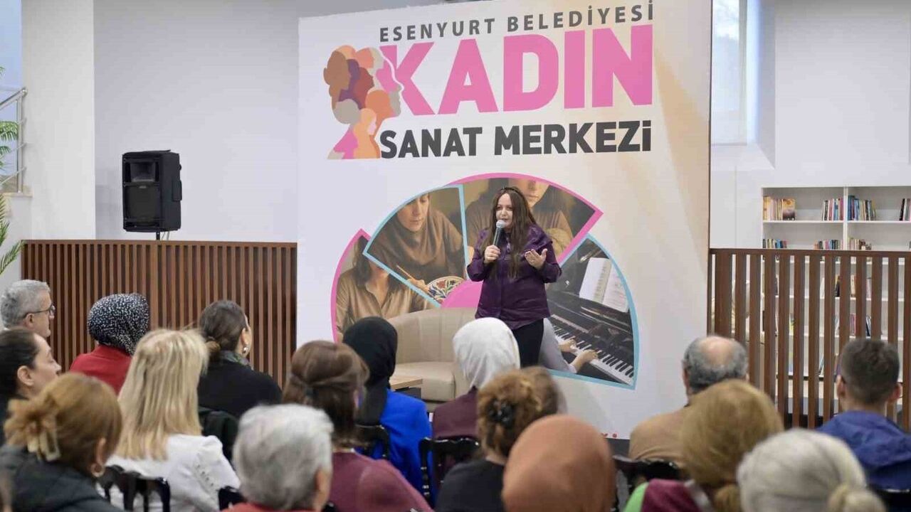 Ressam Neriman Oyman Esenyurt'ta "Sanatın İzinde" Söyleşisinde Sanatseverlerle Buluştu