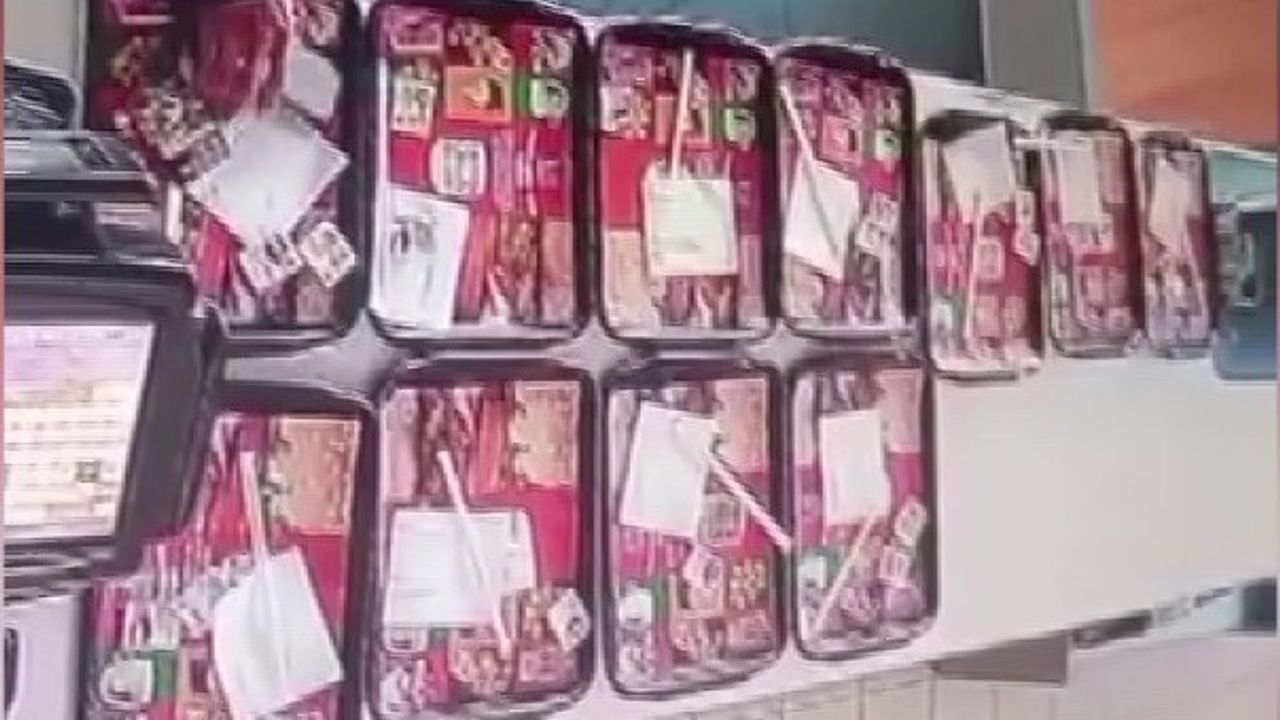 Restoranda yemek tepsisindeki cep telefonu çalındı