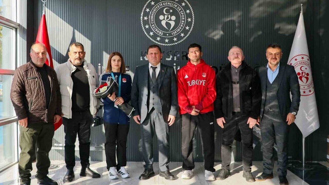 Riyad'dan madalya ile dönen Kayserili Muaythai sporcularına coşkulu karşılama