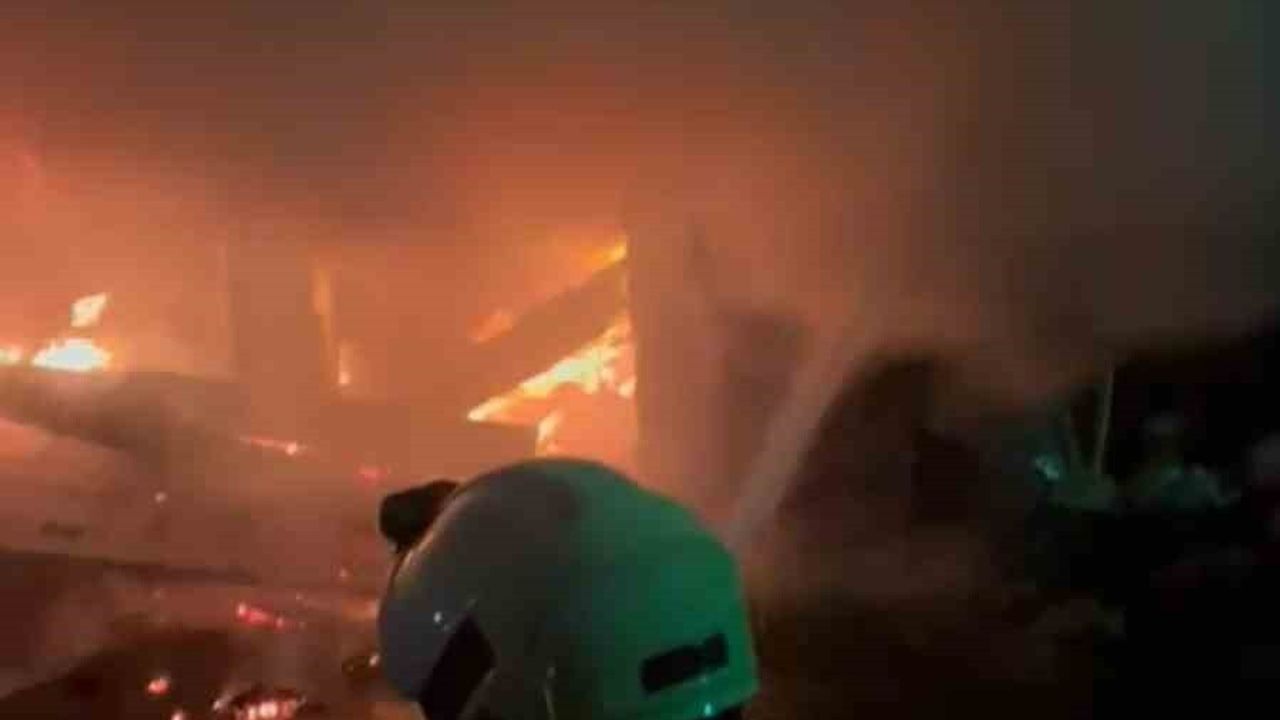 Rize’de 3 katlı binanın kömürlüğünde çıkan yangın üst katlara sıçramadan söndürüldü