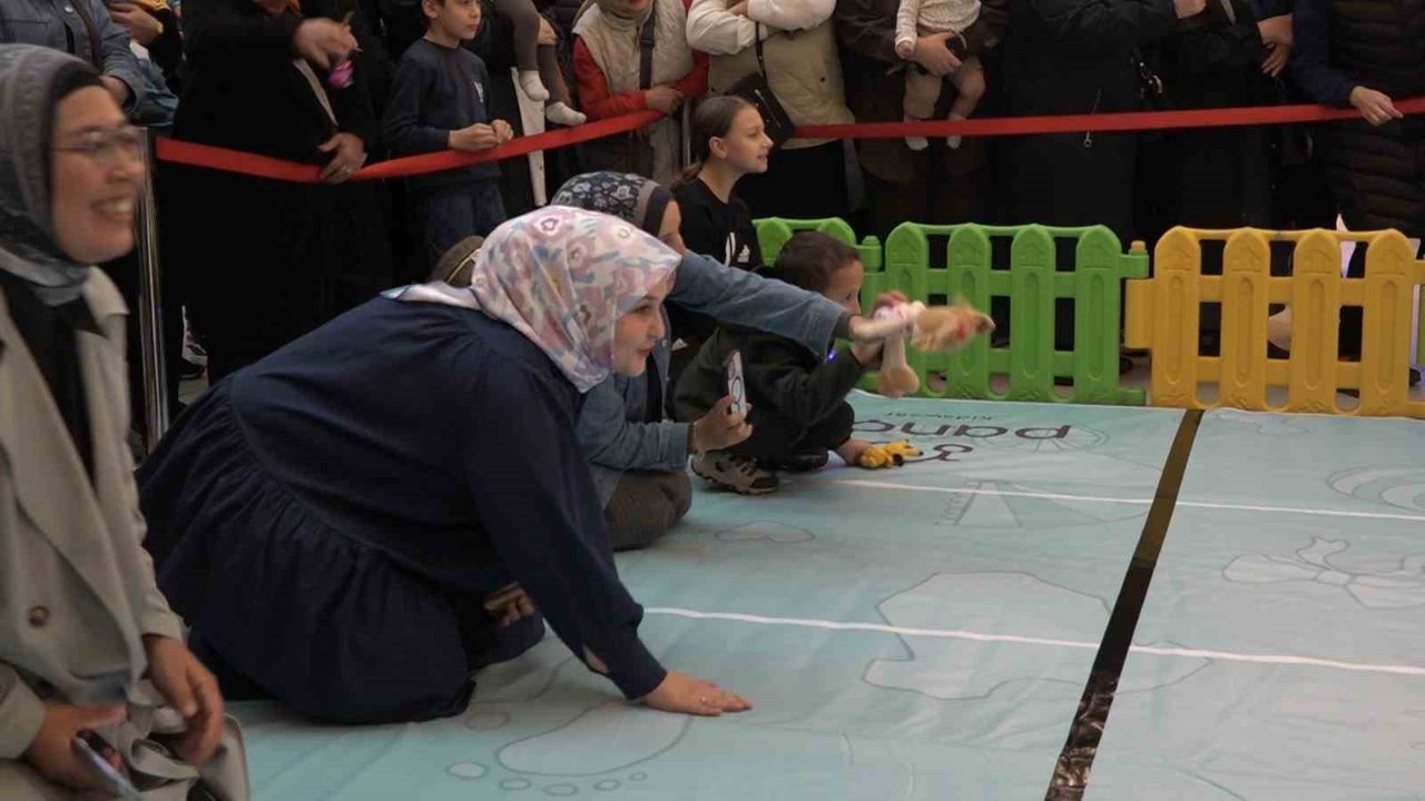 Rize'de bebek emekleme yarışmasında aileler ön plandaydı