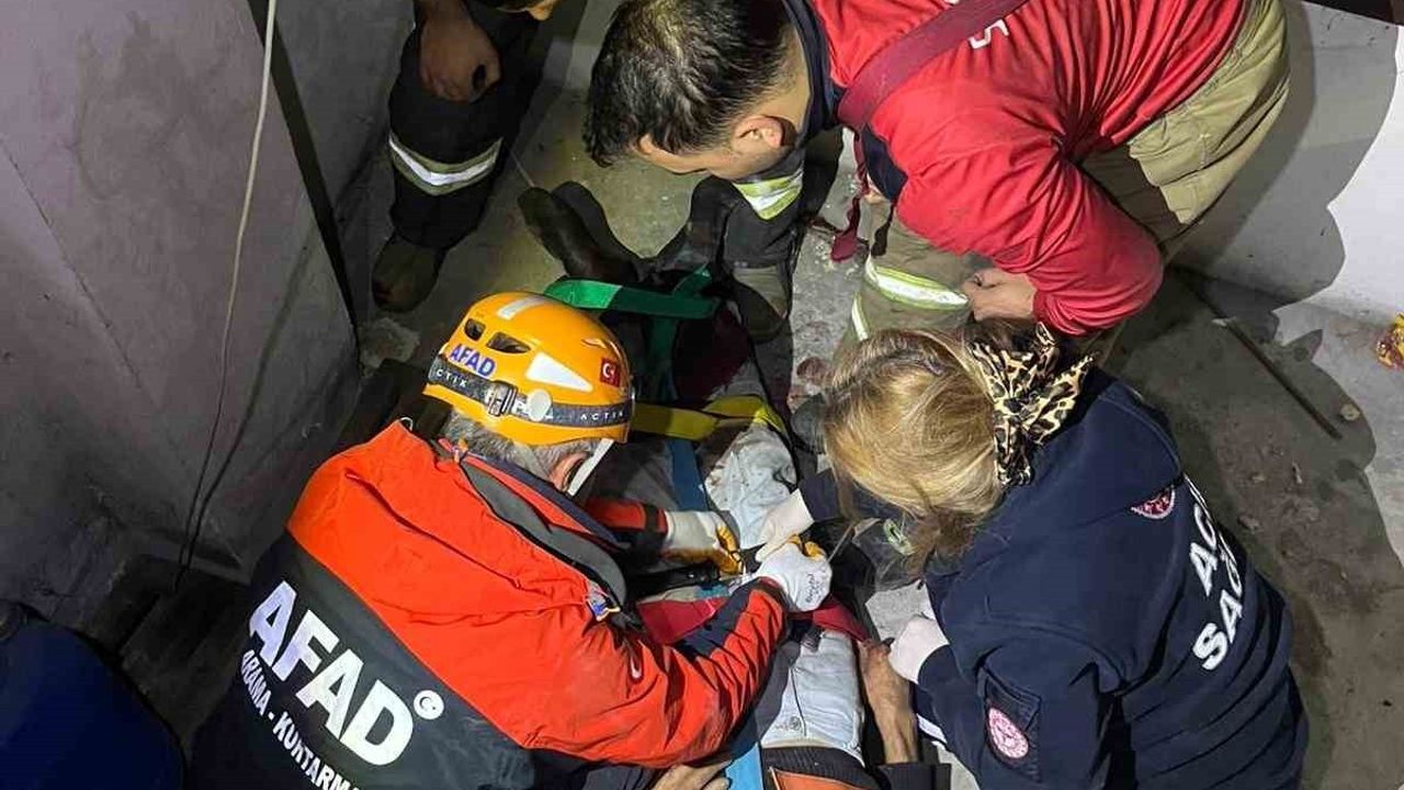Safranbolu'da apartman boşluğuna düşen yaşlı adam kurtarıldı