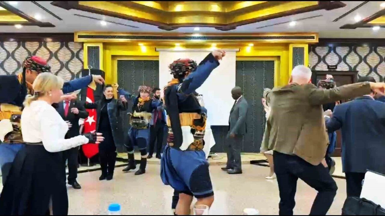 Sağlık Turizmi Konferansında Büyükelçilere Zeybek Dersi