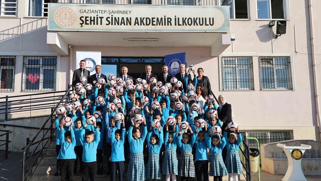 Şahinbey'den Temizlik Sizden Top Bizden: Okulunu temiz tutan öğrencilere futbol topu
