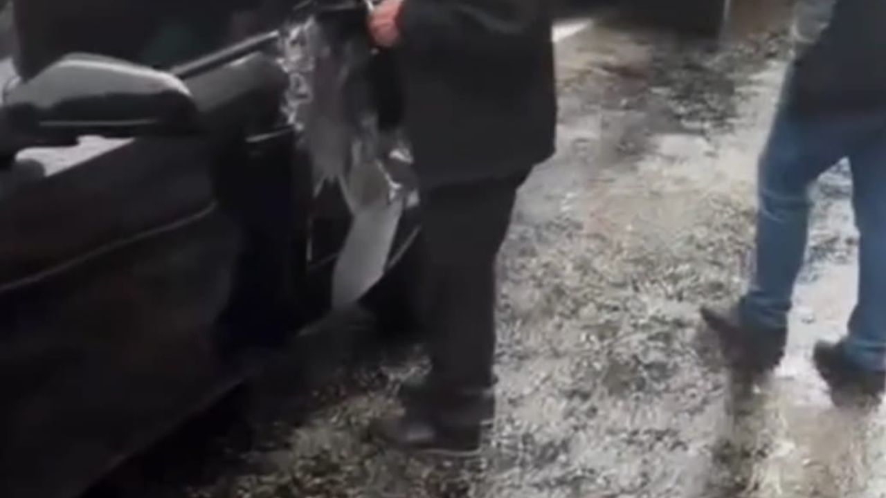 Saimbeyli yoluna yeniden kaya düştü: Bir otomobil hasar gördü