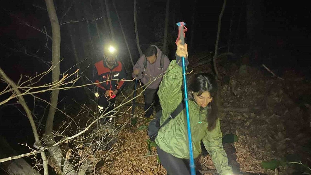 Saitabat Şelalesi'nde mahsur kalan iki kişi AFAD tarafından kurtarıldı