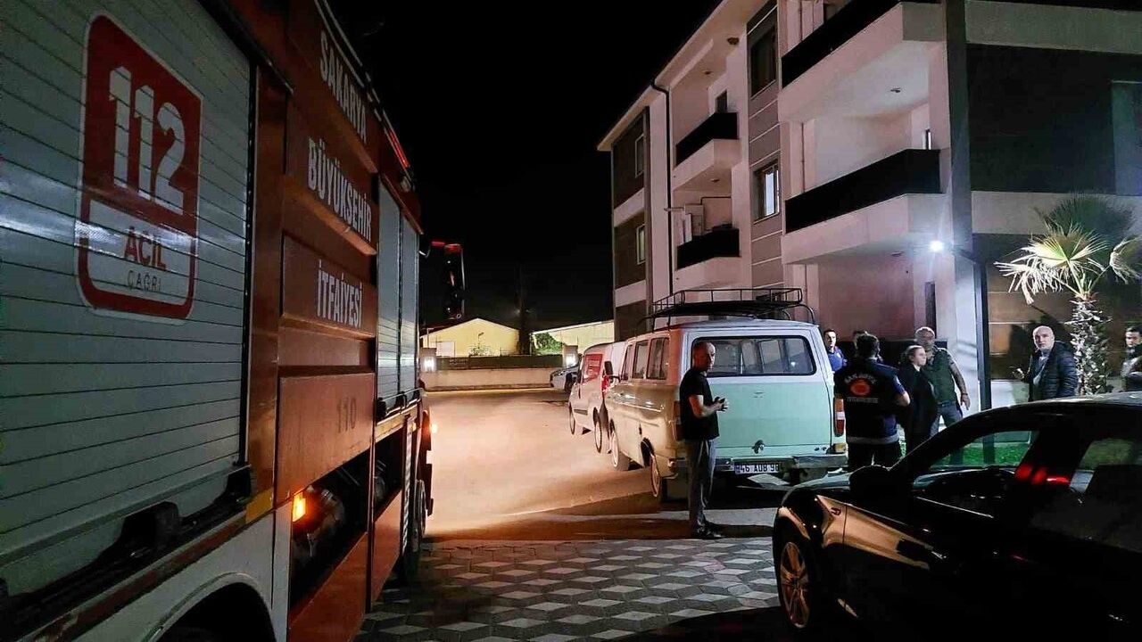 Sakarya Akyazı'da 4 Yaşındaki Çocuk Evde Kilitli Kaldı, İtfaiye Balkondan Girdi