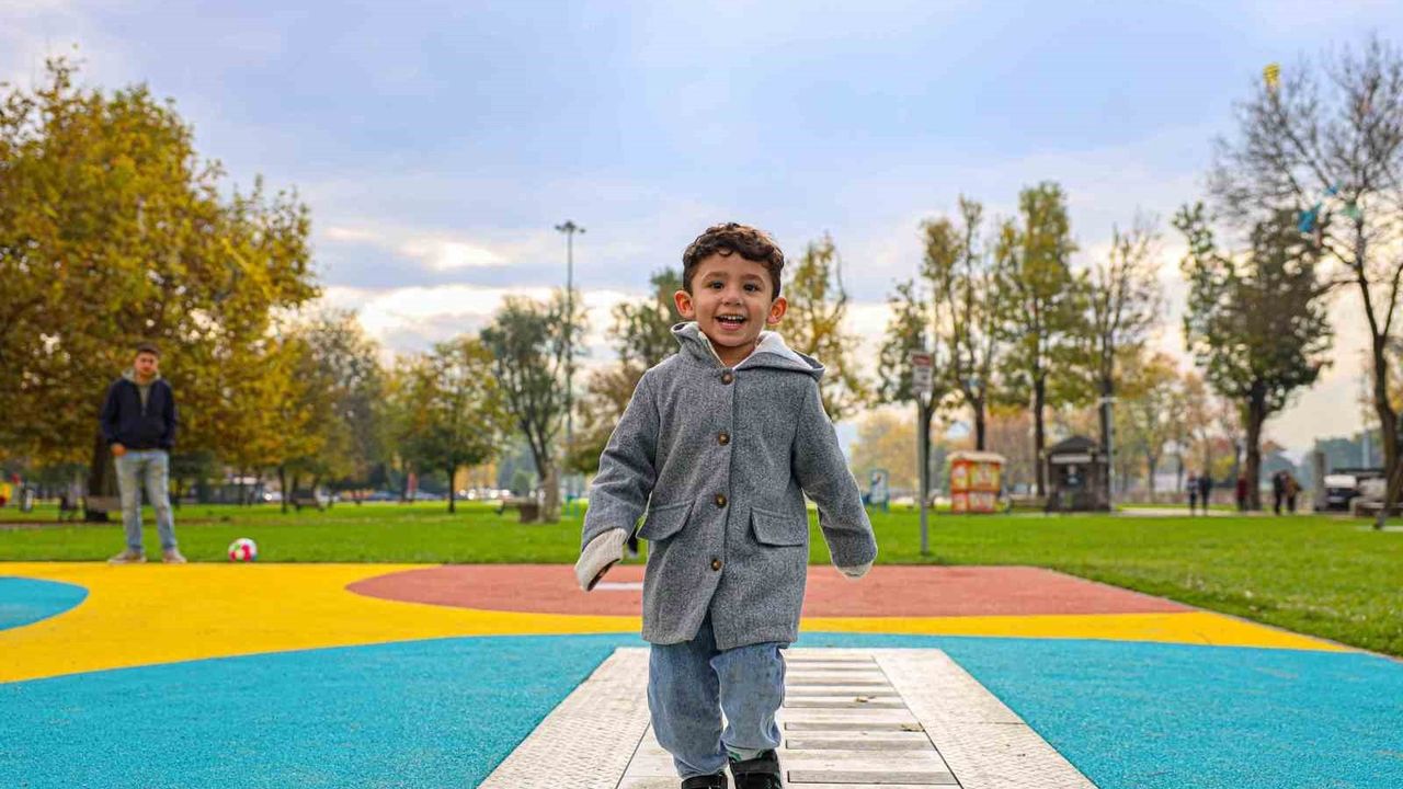 Sakarya Büyükşehir’den Aziz Duran Parkı ve Millet Bahçesi’ne interaktif oyun alanları