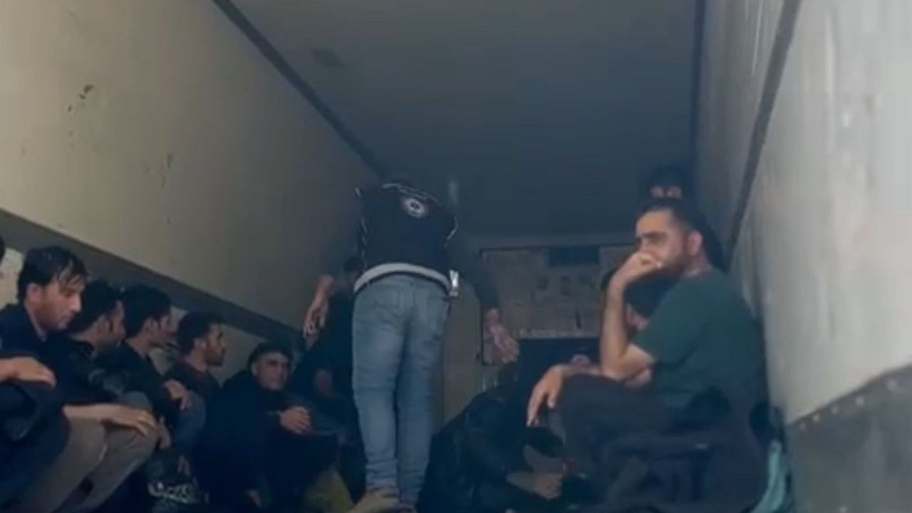 Sakarya'da 24 Afgan uyruklu düzensiz göçmen yakalandı, sürücü tutuklandı