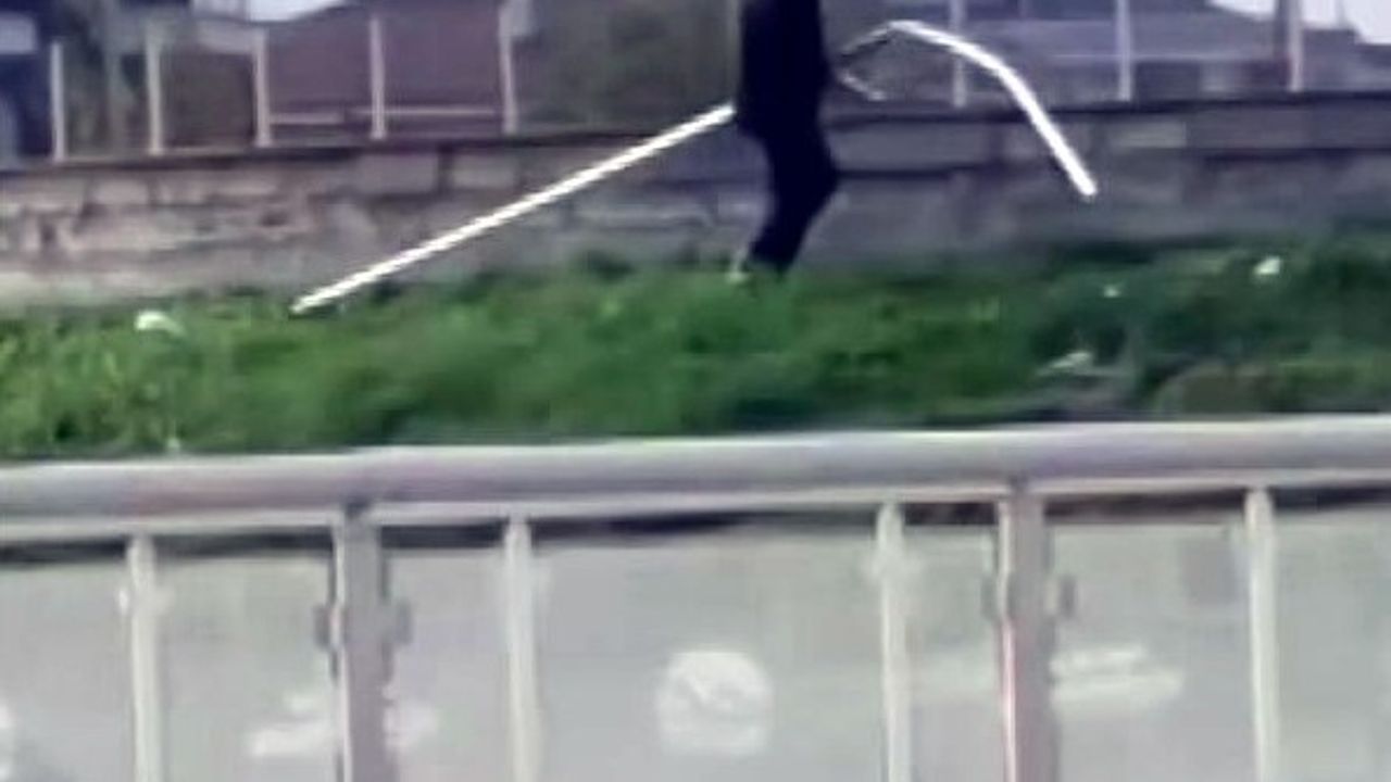 Sakarya'da parkta korkulukları tek tek sökme anı cepte kaydedildi