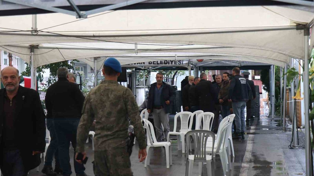 Sakarya'da Şehit Astsubay Akın Karakuş'un Mahallesi Türk Bayraklarıyla Donatıldı