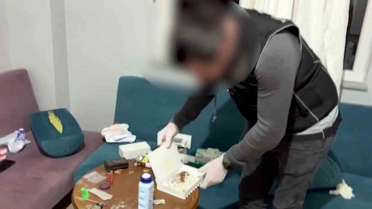 Sakarya'da uyuşturucu operasyonu: Klozete döküp saklamaya çalıştılar