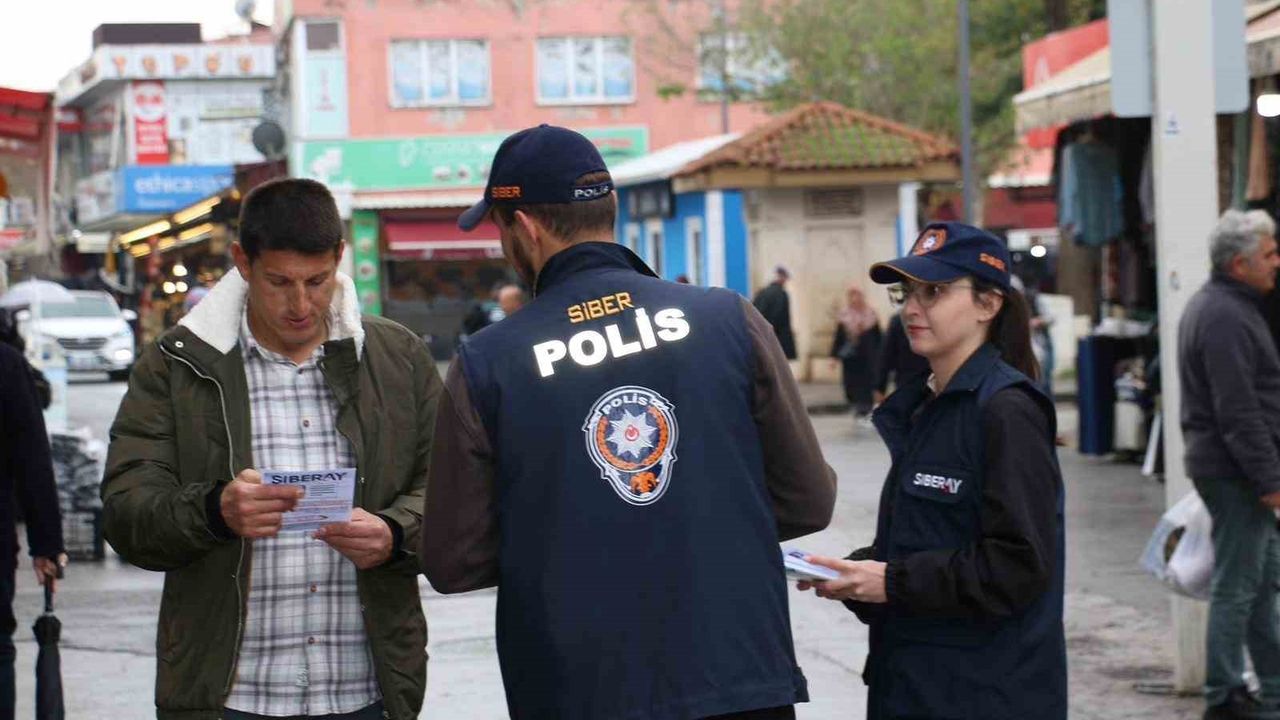 Sakarya Emniyeti SİBERAY ile Adapazarı’nda Siber Güvenlik Bilgilendirmesi
