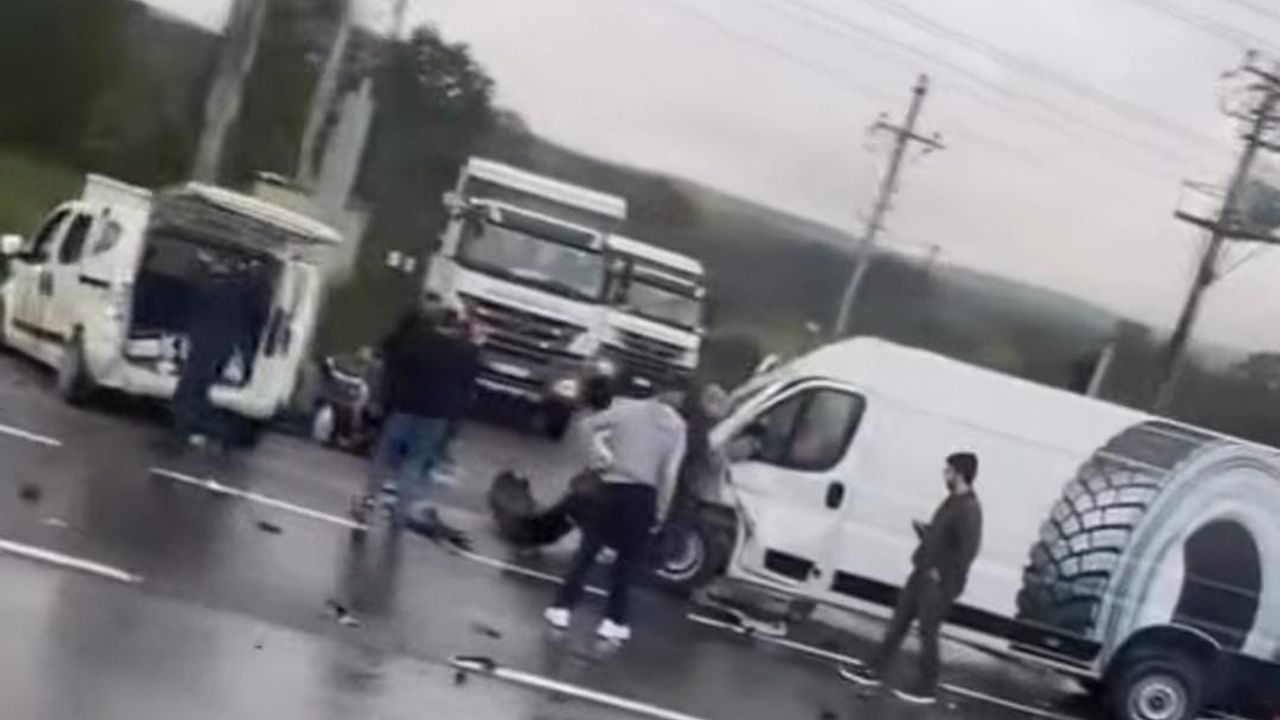 Sakarya Hendek’te D-100’de 3 araçlı zincirleme kaza: 2 yaralı